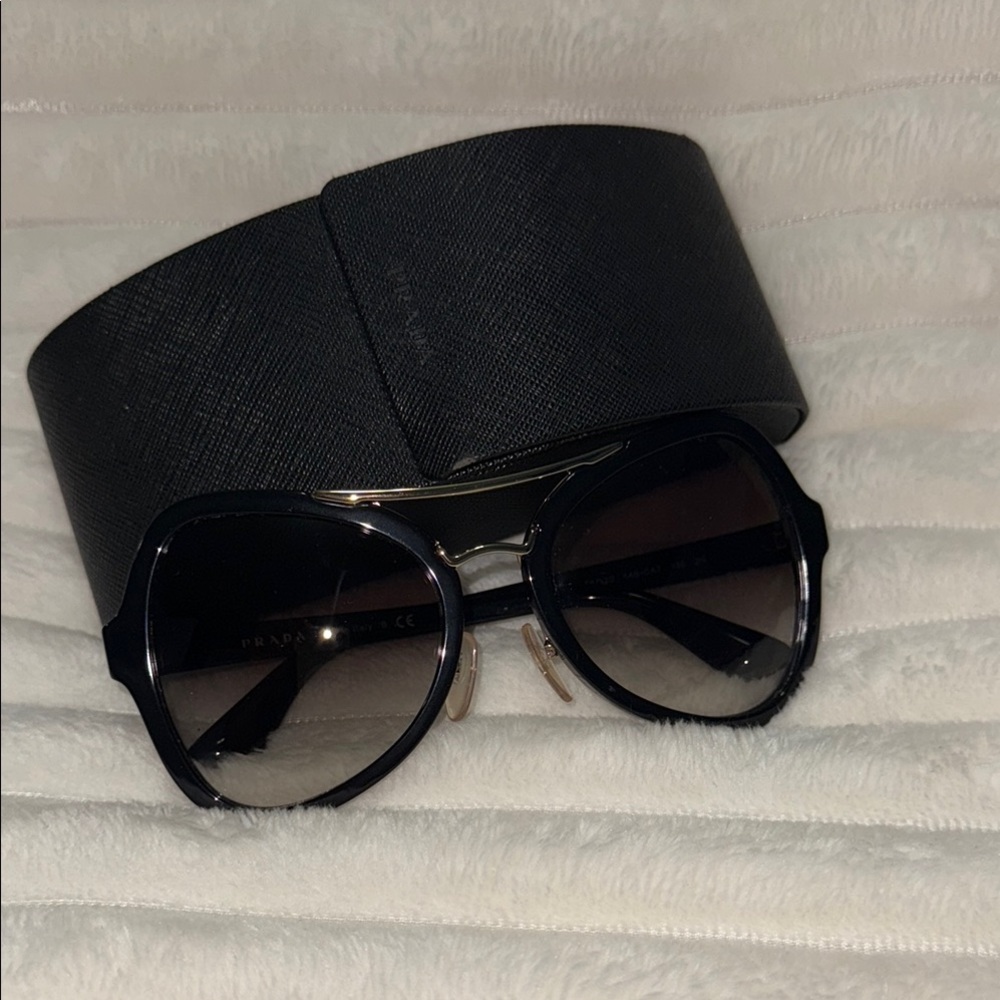 Prada Black Aviator Sunglasses Sleek Design